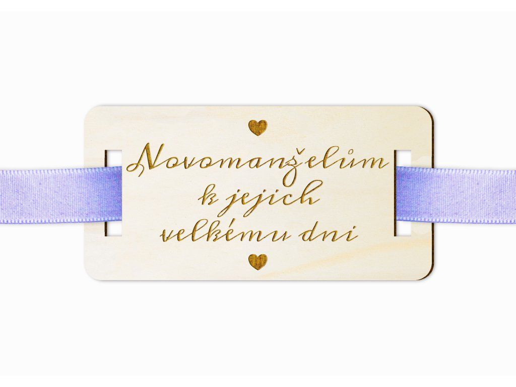 Dřevěná cedulka na dárek se zdobným písmem